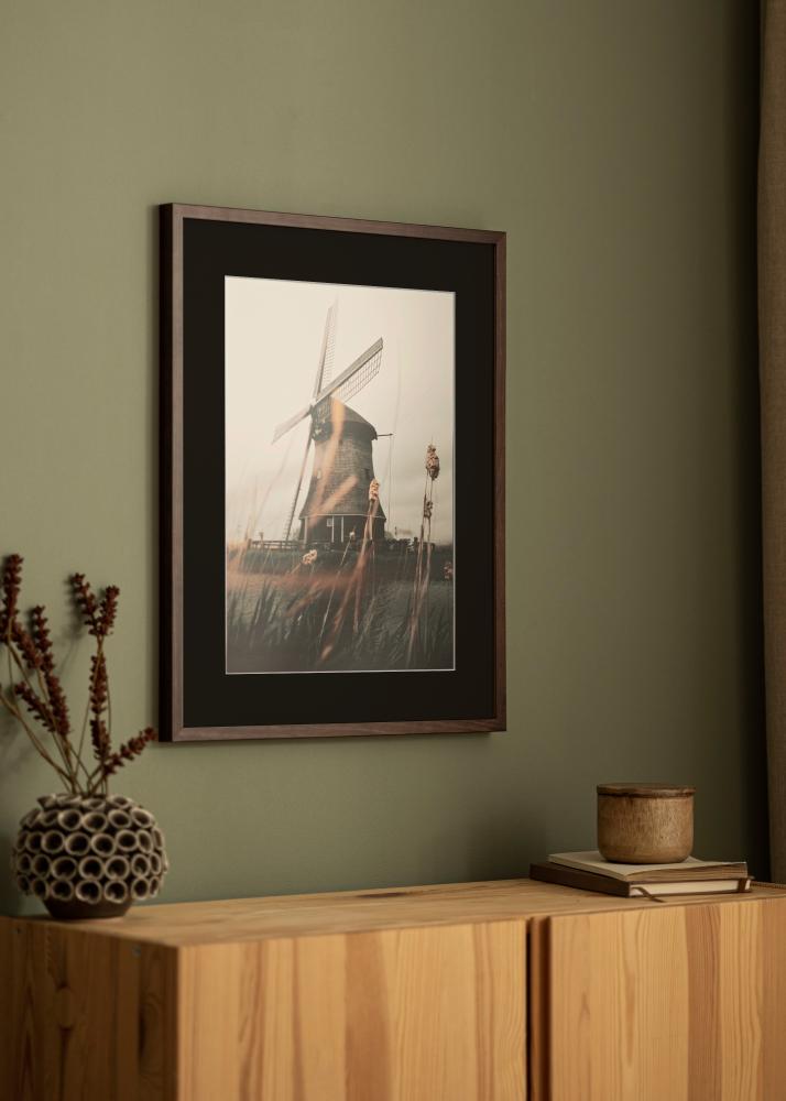 Ram med passepartou Frame E-Line Walnut 50x70 cm - Picture Mount Black 33x56 cm